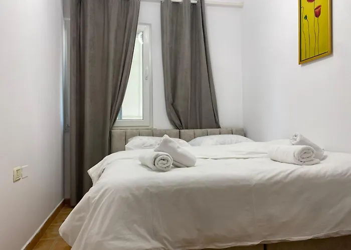 Juli\'S Pazari Nest